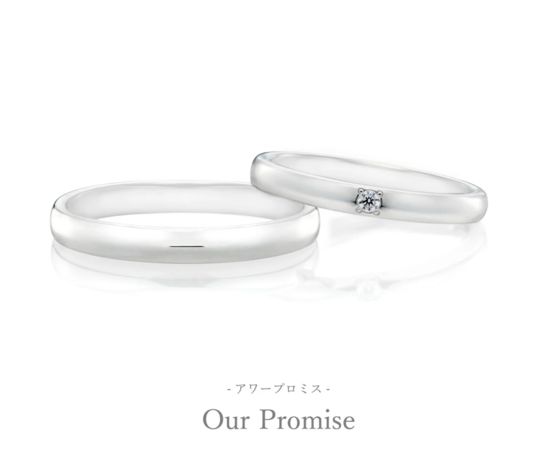 白い背景に、シンプルなデザインの結婚指輪が2つ並べられています