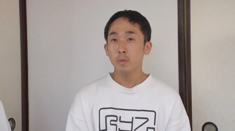 白Tシャツの若い男性
