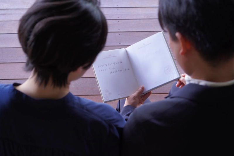 アニュアルレターを読んでいる夫婦