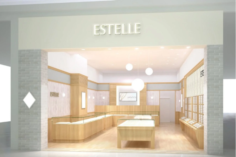 明るくモダンな内装の宝飾店「ESTELLE」の正面と店内