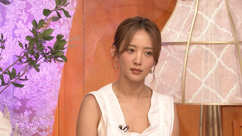 白いノースリーブの女性