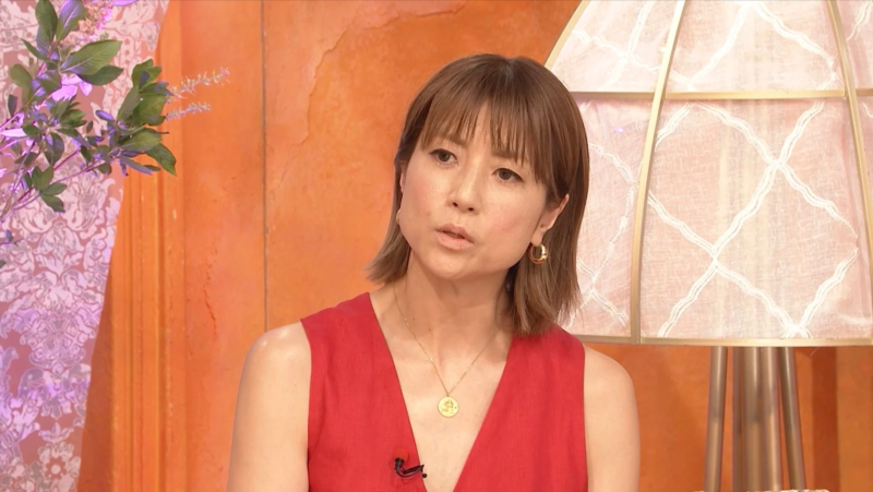 赤い服の女性が話す