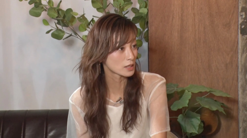 ソファに座る女性