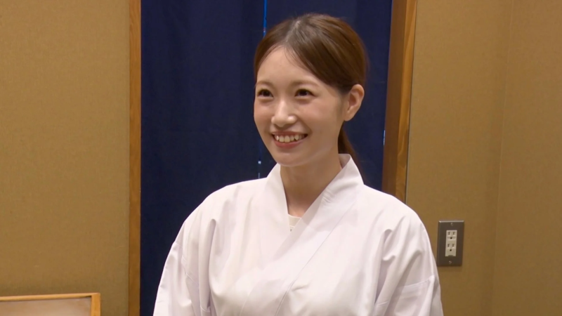 寿司職人のユニフォームの女性