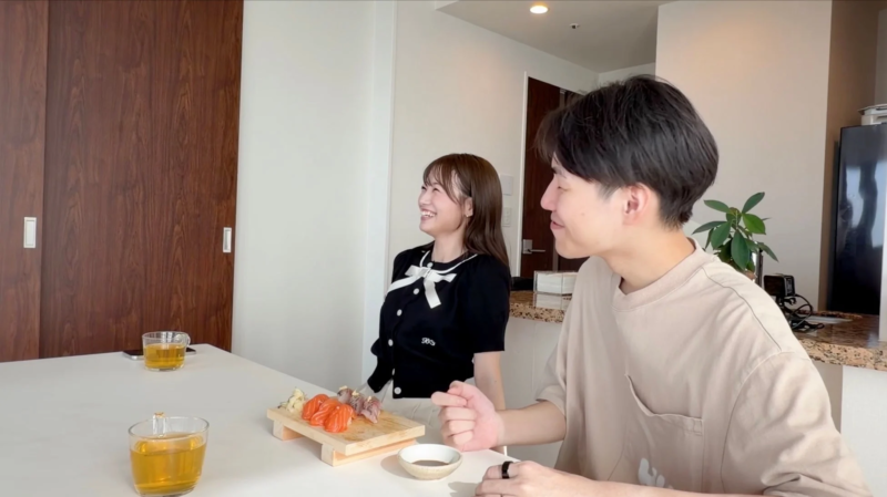 夫と寿司を食べる様子