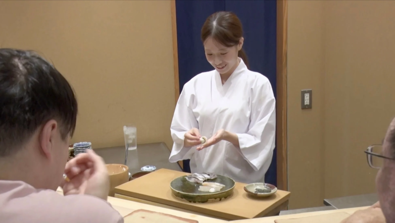 寿司を握る女性