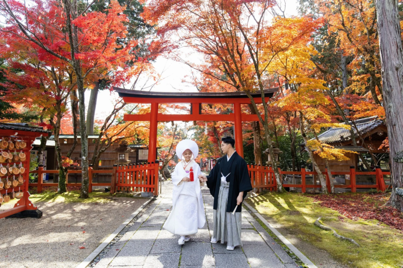 紅葉と和装の神社