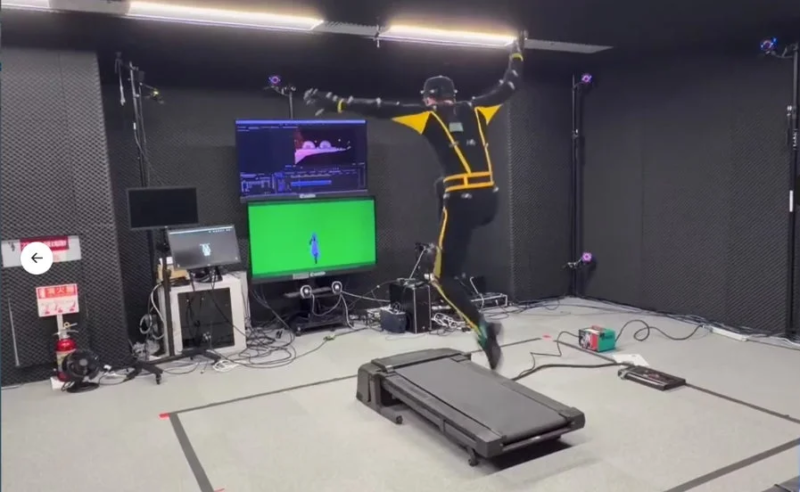 モーションキャプチャースーツを着た人物が、専門のスタジオ内でジャンプしている様子
