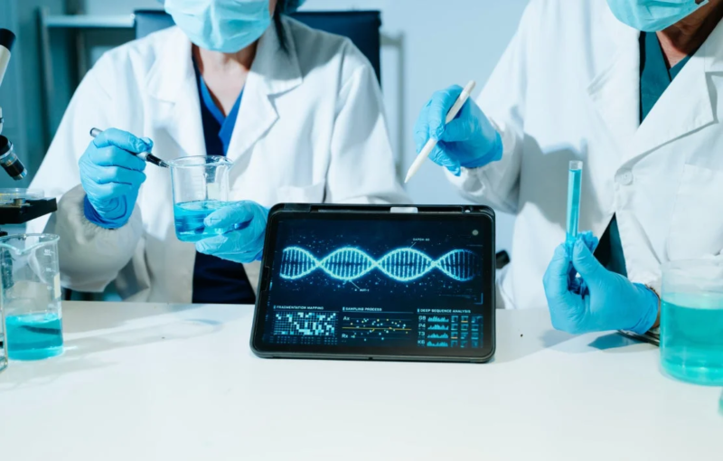 研究室でDNA分析を行う研究者たち