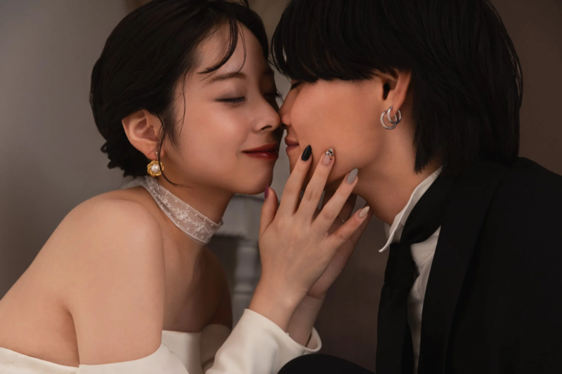 顔を寄せ合い、お互いの存在を感じ合う二人の親密なポートレート写真です。