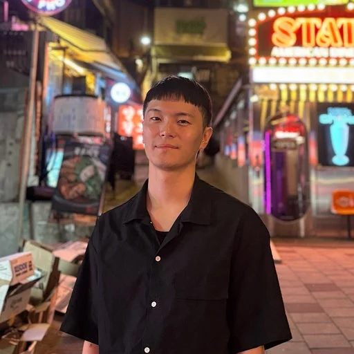男性、夜の都市背景