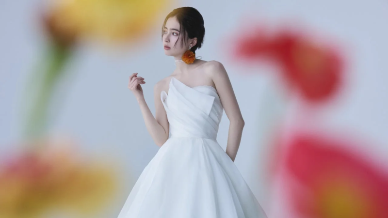 白いワンショルダードレスを着た女性