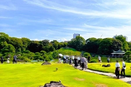 庭園を散策する人々