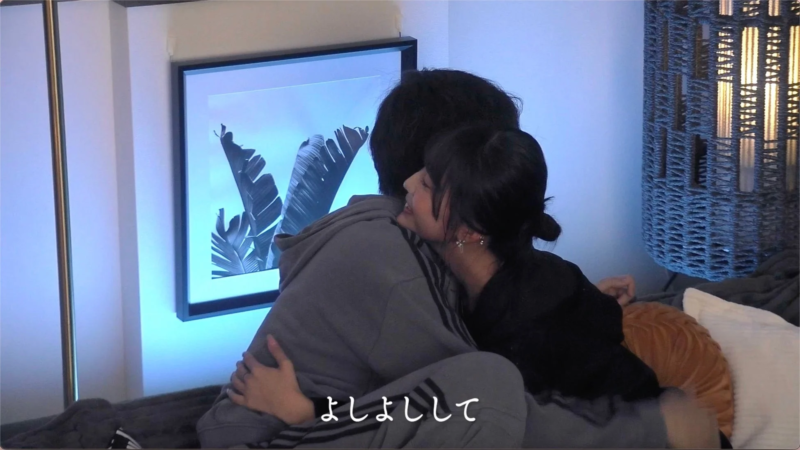 抱き合う男女