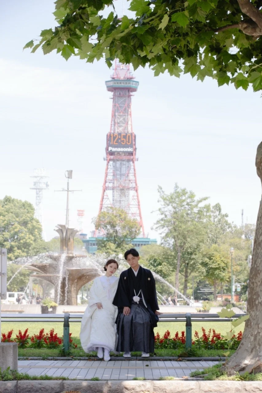 札幌テレビ塔と和装のカップル
