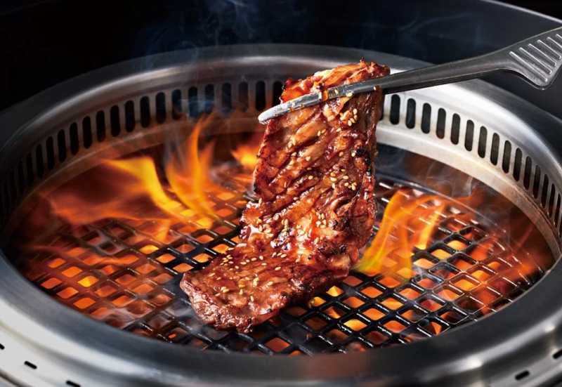 網の上で焼かれる肉